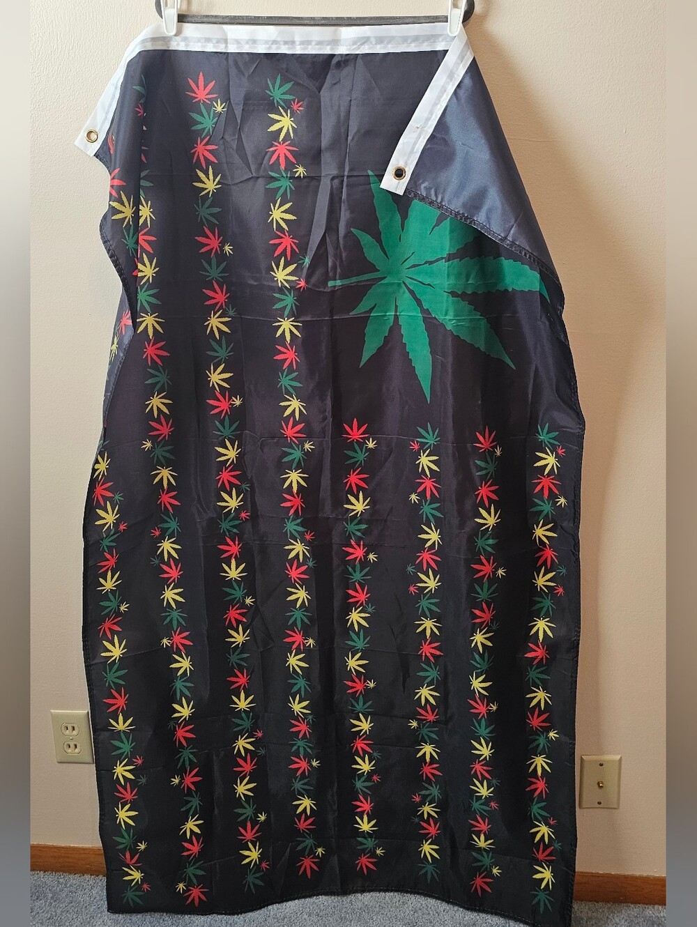 Rasta Flag Leaf Design